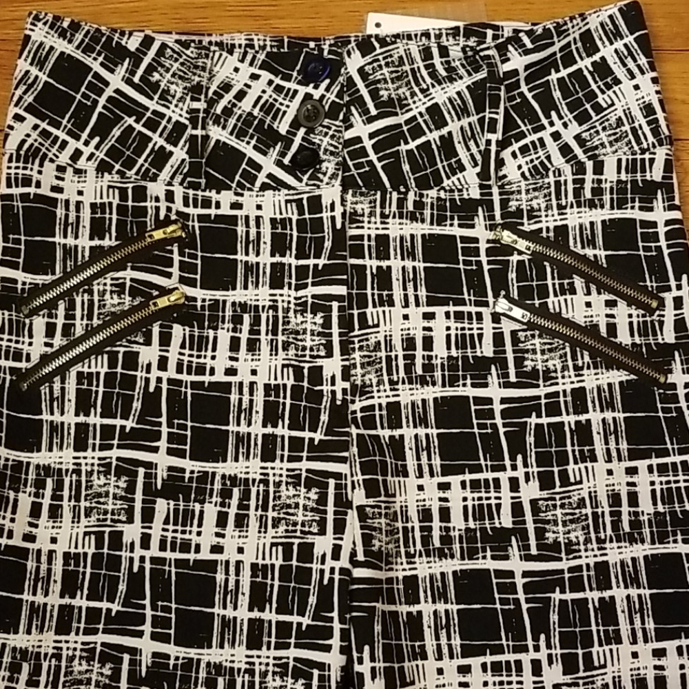 High Waisted Black & White Abstract Capri's - Picture 2 of 3